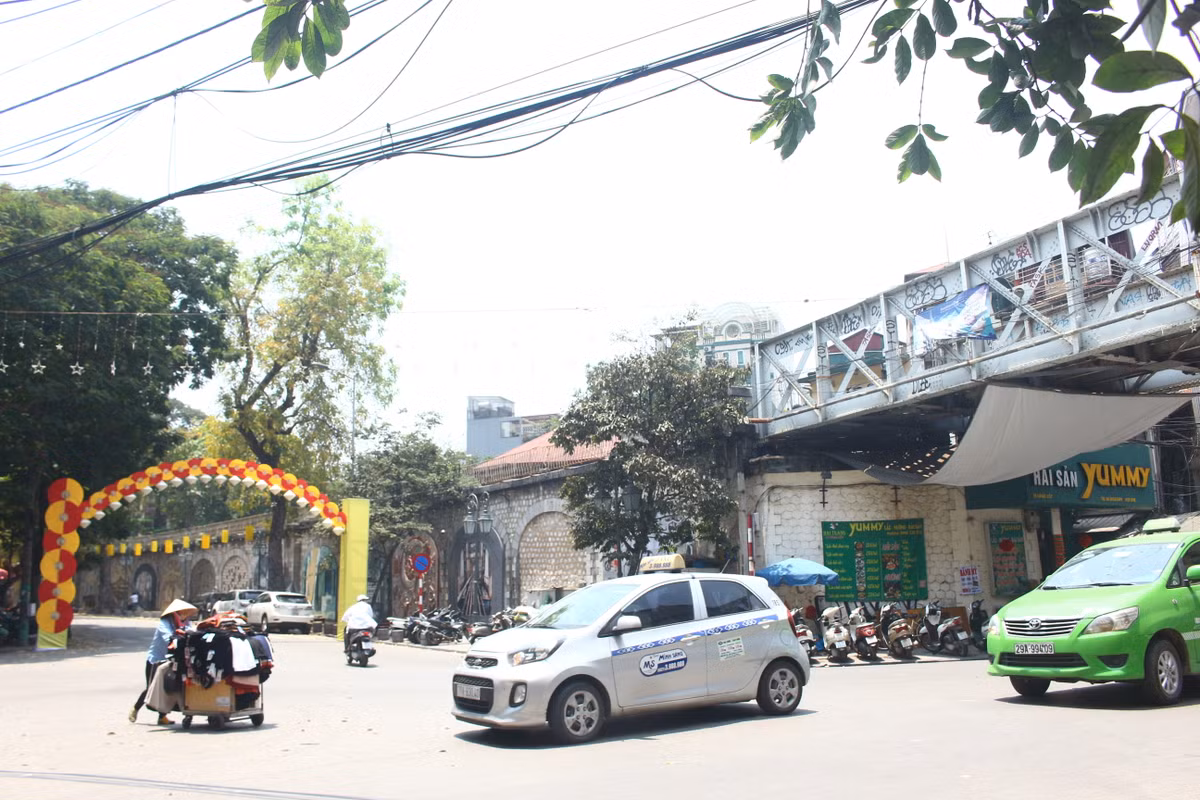 Không gian văn hóa phố Bích họa Phùng Hưng sẽ được mở rộng nhằm thu hút khách du lịch. Ban Quản lý phố cổ Hà Nội cho biết, từ ngày 20/4 đơn vị thi công bắt đầu thí điểm đục thông vòm cầu 93, khu vực góc phố Gầm Cầu nối Hàng Giấy