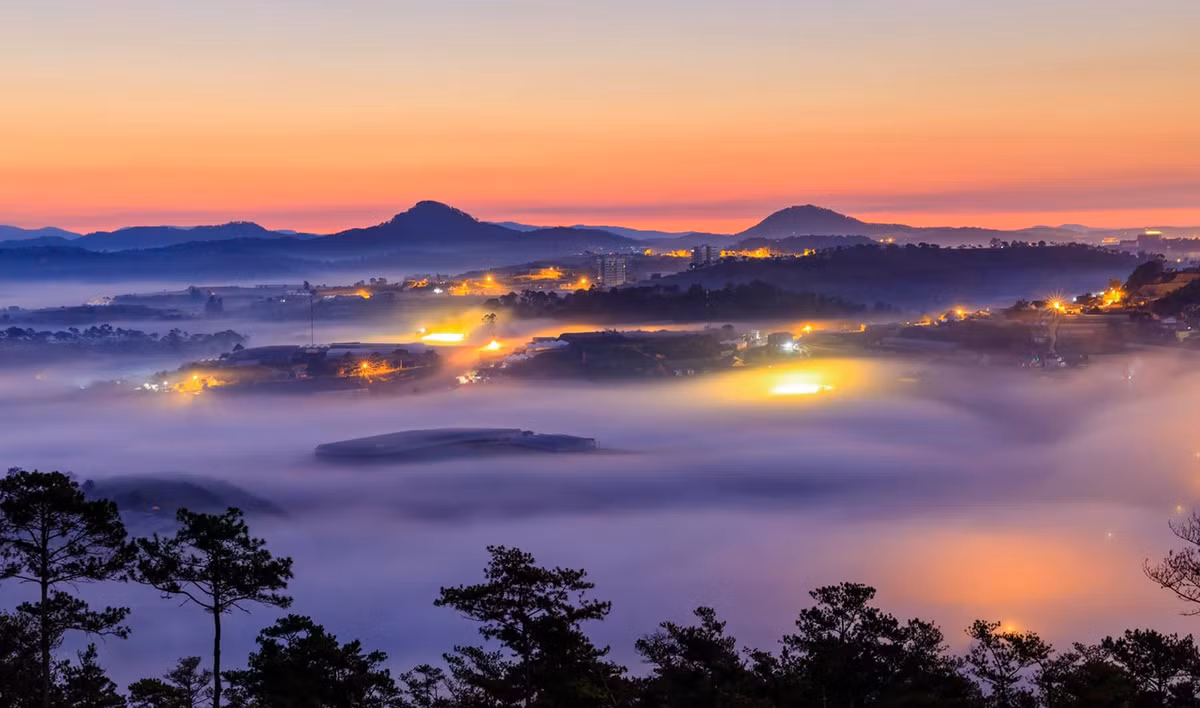 Bức tranh thiên nhiên với ánh đèn điện lấp lánh, ẩn hiện dưới màn mây bồng bềnh tuyệt đẹp khiến ai cũng ngơ ngẩn, đắm chìm, ngỡ đâu đi lạc vào chốn bồng lai tiên cảnh chốn trần gian.