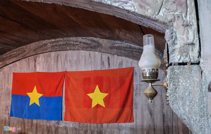 Tại các căn phòng dưới địa đạo những vật dụng như đèn dầu thắp sáng vẫn còn được lưu giữ.