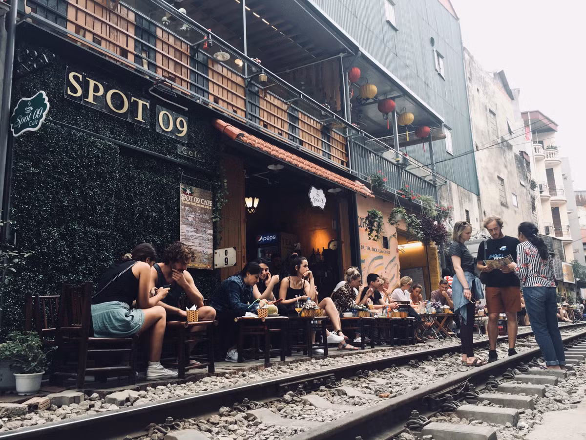 Một chủ quán cà phê cho biết: “Tàu chạy chủ yếu vào cuối tuần, ngày thường từ thứ 2 đến thứ 6 thì 7h tối mới có chuyến tàu đầu tiên, khung giờ tàu chạy qua được in lên tường và mặt sau tờ menu của tất cả các quán. Khi mà tàu gần thì chủ quán sẽ ra nhắc nhở du khách giữ vị trí an toàn”