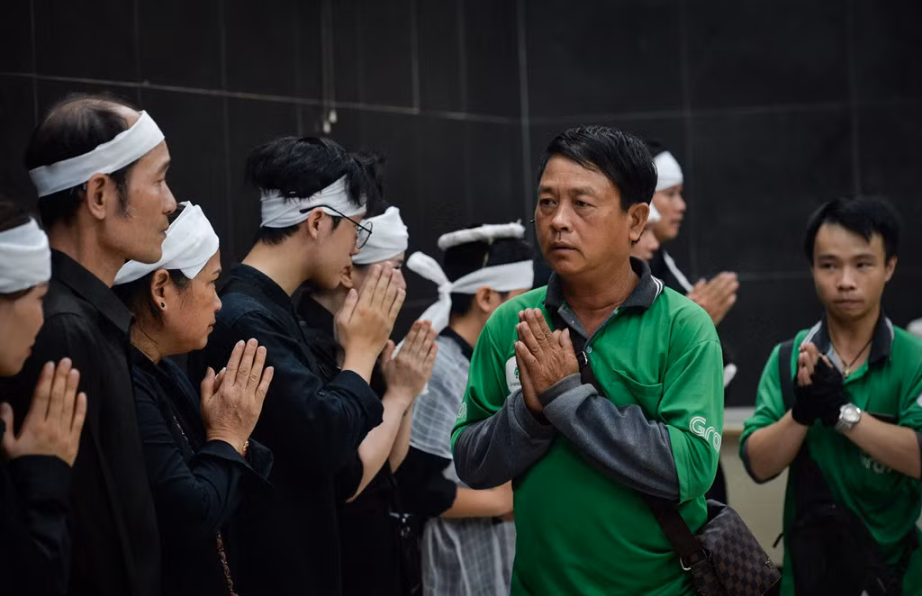 Dong nghiep, lai xe om, nguoi chua quen den vinh biet nu lao cong-Hinh-3