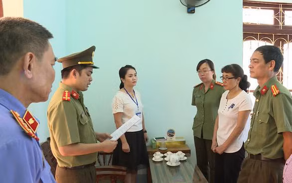 Phu huynh dung tien nang diem cho con co the bi phat 20 nam tu