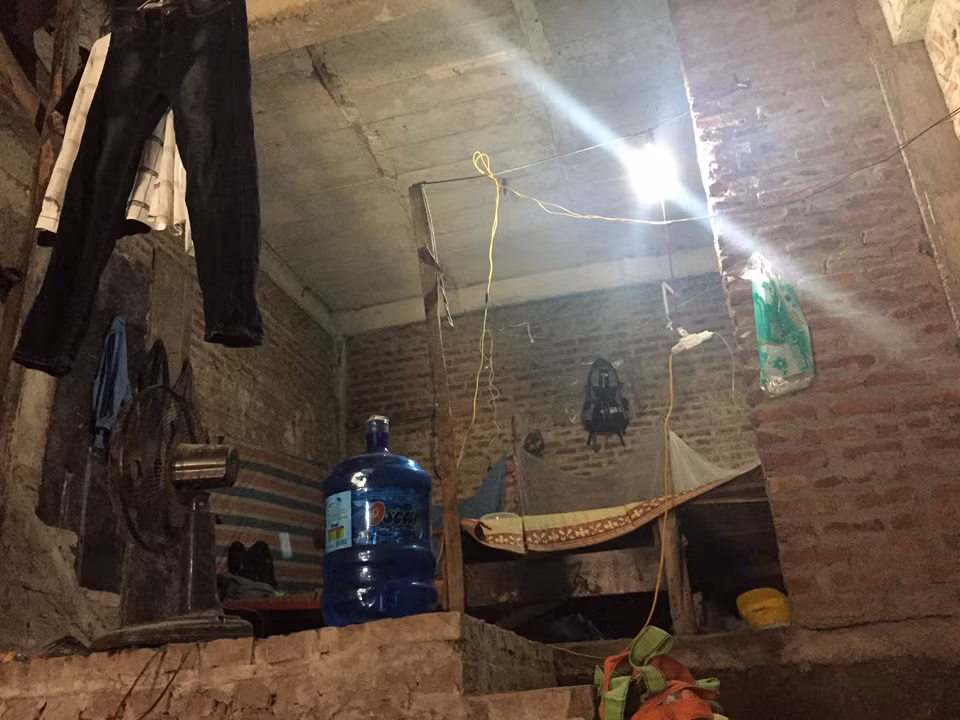 Do cuộc sống tạm bợ, xung quanh ngổn ngang các vật liệu xây dựng, nên nơi đây trở lên nhếch nhác, biến thành khu ổ chuột giữa Hà Nội.