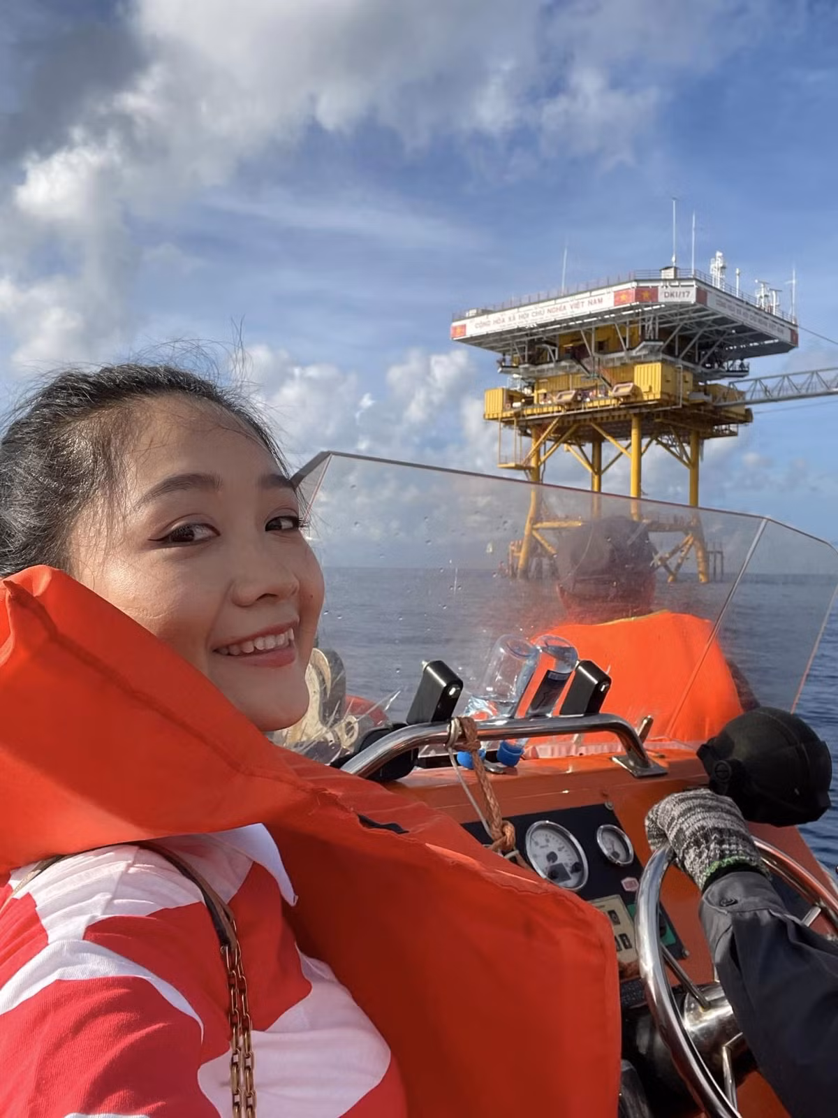 "Không phải ai đi Trường Sa cũng lên được nhà giàn bởi chỉ cần sóng to gió lớn chút là đường lên rất nguy hiểm", nữ BTV chia sẻ kinh nghiệm.