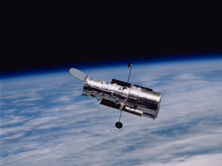 Hubble là kính viễn vọng không gian mạnh nhất thế giới. Nó được gửi vào quỹ đạo tầm thấp của Trái đất (ở độ cao 2.000 km hoặc ít hơn tính từ tâm trái đất) vào năm 1990. Nhiệm vụ của kính viễn vọng Hubble là thu thập hình ảnh và dữ liệu của các thiên hà xa xôi, các hành tinh và các lỗ đen siêu lớn nằm sâu trong vũ trụ.