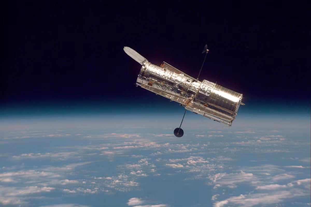 Hiện kính viễn vọng Hubble đang quay quanh Trái đất ở độ cao 549 km. Nhằm kéo dài "tuổi thọ" của Hubble, NASA muốn đưa kính viễn vọng này trở lại độ cao khoảng 600 km (tức vị trí ban đầu khi kính viễn vọng Hubble được phóng vào năm 1990).