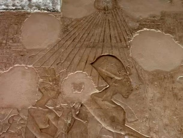 Tại đó, linh hồn người quá cố sẽ được Osiris và 42 vị thần phán xét bằng nghi lễ cân trái tim. Các vị thần sẽ cân trái tim của người quá cố với một sợi lông đà điểu là Ma'at.