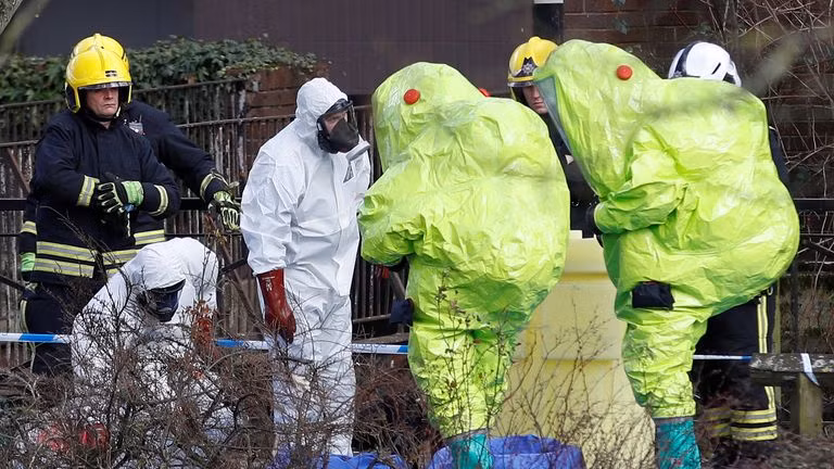 Chất độc thần kinh Novichok thường gây nhiễm độc cho nạn nhân thông qua đường hô hấp hoặc hấp thụ qua da. Sau khi xâm nhập vào cơ thể nạn nhân, chất độc nguy hiểm này sẽ khiến tim đập chậm lại và đường thở bị co rút. Sau cùng, nạn nhân tử vong vì ngạt thở chỉ sau vài phút tiếp xúc với Novichok.