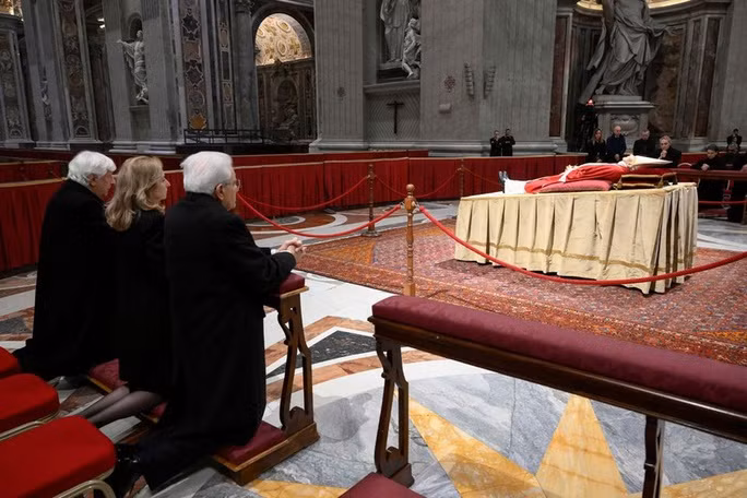  Cố Giáo hoàng Benedict XVI qua đời tại Tu viện Mater Ecclesiae ở Vatican ngày 31/12/2022, hưởng thọ 95 tuổi. Theo di nguyện của ông, tang lễ sẽ được tổ chức đơn giản. Sinh năm 1927, Benedict XVI là giáo hoàng thứ 265 của Vatican và tại vị từ năm 2005 - 2013.