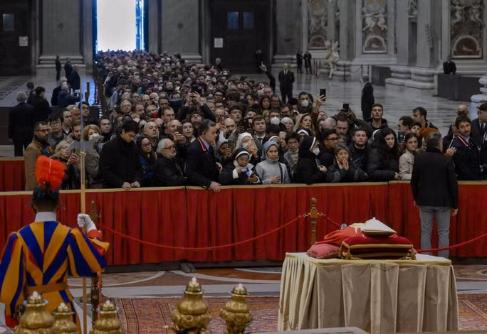 Dự kiến có khoảng 30.000 người đến viếng di hài Giáo hoàng danh dự Benedict XVI tại Vương cung thánh đường Thánh Peter từ ngày 2 - 4/1.