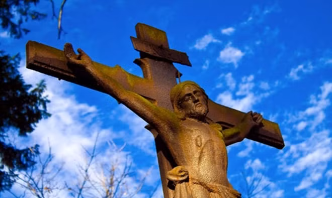 Thánh giá Thật (True Cross) được tin chính là cây thánh giá mà Chúa Jesus bị đóng đinh lên. Đây là một biểu tượng quan trọng đối với các tín đồ theo đạo Cơ Đốc. Theo ghi chép của nhà sử học Socrates Scholasticus sống ở thế kỷ 4, mẹ của hoàng đế La Mã Constantine yêu cầu phá hủy nhà thờ xây dựng trên địa điểm Chúa Jesus bị đóng đinh.