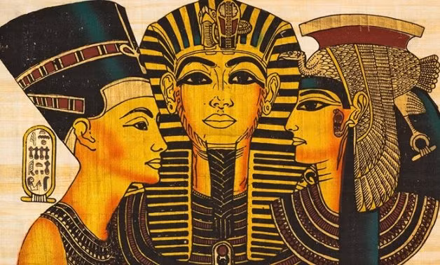 Các pharaoh thường cạo trọc đầu và không để râu. Sau đó, họ đội tóc giả, đeo râu giả. Điều này xuất phát từ thói quen sinh hoạt cũng như tín ngưỡng của người Ai Cập.