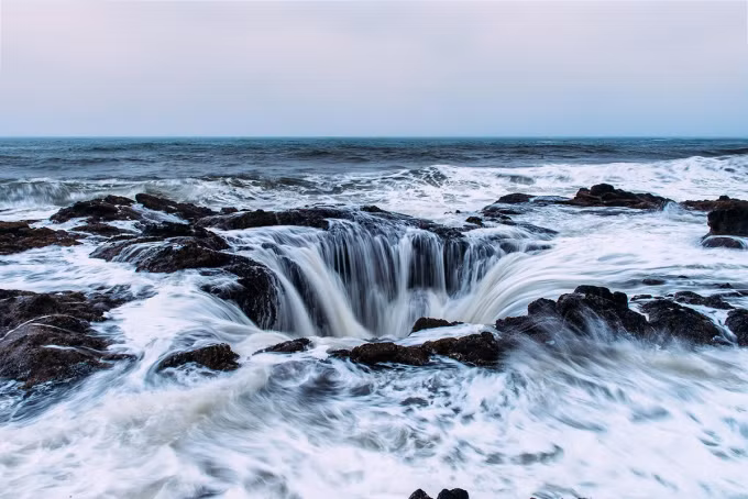 Giếng thần Thor ở Oregon, Mỹ được đặt theo tên của thần sấm trong thần thoại Bắc Âu. Trên thực tế, đây là một hố sụt tự nhiên có hình cái phễu nằm ở mũi Perpetua.