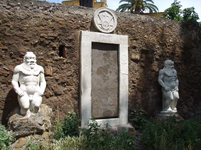 Cổng Nhà giả kim nằm trên đồi Esquiline, Rome, Italy được nhiều người quan tâm vì gắn liền với câu chuyện ly kỳ. Cụ thể, vào thế kỷ 17, khu vực này là dinh thự của một hầu tước say mê nghiên cứu thuật giả kim có tên Massimiliano Palombara. Theo truyền thuyết, một nhà giả kim đã gặp hầu tước Massimiliano tại một bữa tiệc tối. Trong cuộc trò chuyện, nhà giả kim tuyên bố đã tìm ra công thức tạo ra vàng từ thảo mộc.