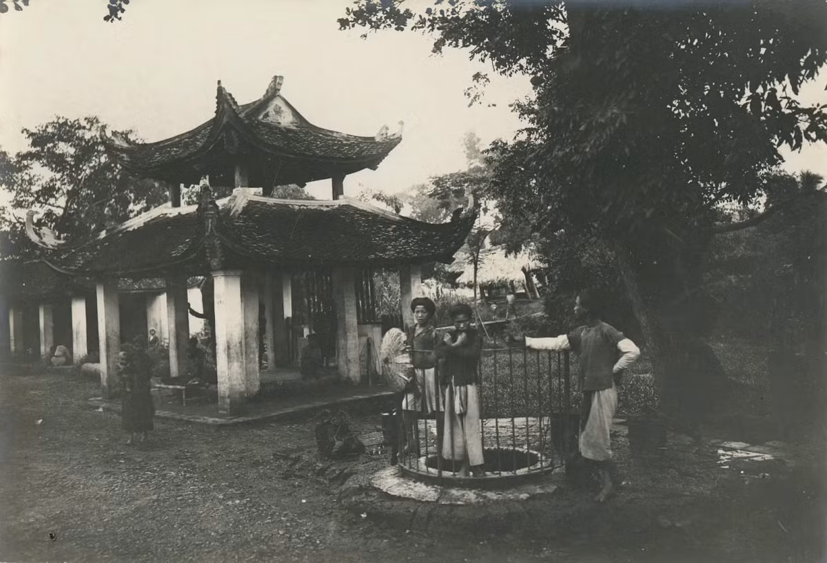 Phụ nữ lấy nước tại giếng mang về nhà để sử dụng sinh hoạt hàng ngày.