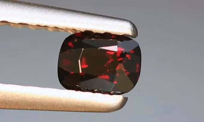 Một mẫu vật painite khác được tìm thấy ở Myanmar xuất hiện vào năm 1979. Tính đến năm 2001, đây là ba mẫu vật painite duy nhất được biết tới trên thế giới. Ảnh: Một viên đá painite khai quật ở Myanmar.