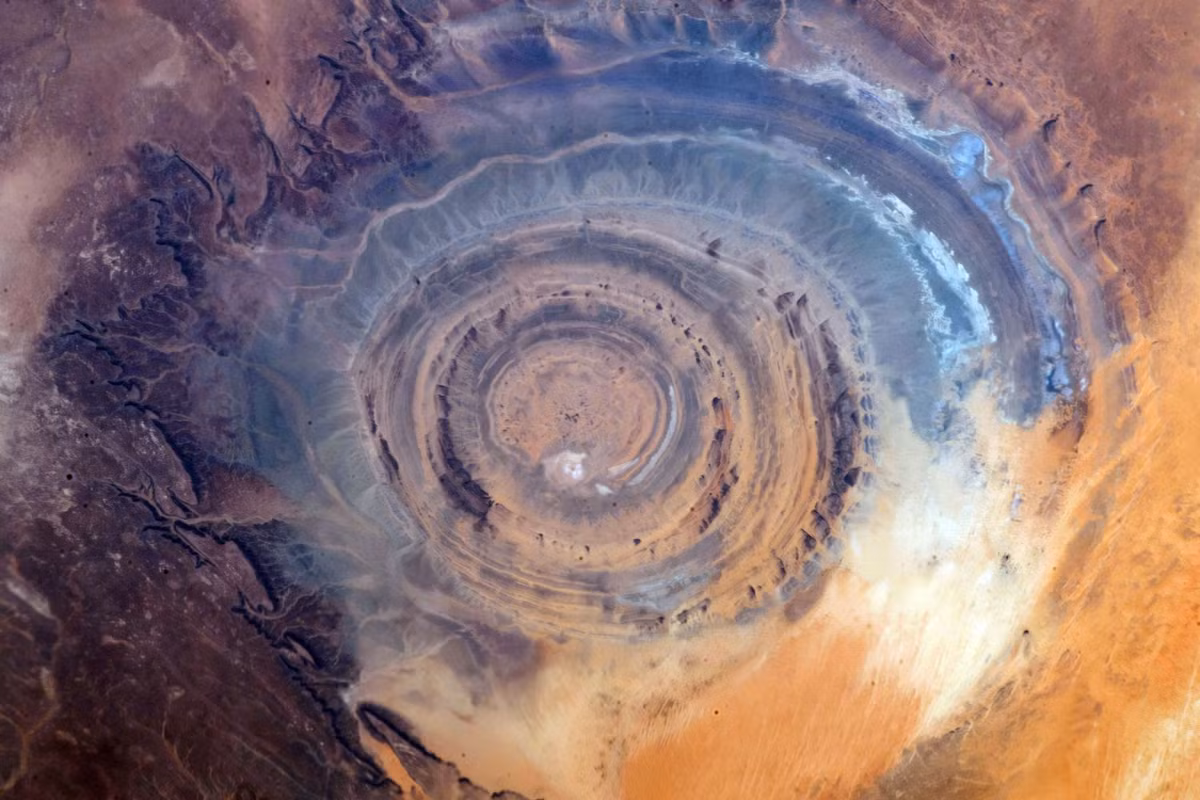 Cấu trúc Richat ở Mauritania còn được gọi là “con mắt của Sahara” gây chú ý với một kết cấu địa chất hình vòm nổi lên ngay giữa sa mạc giống như một con mắt khổng lồ khi nhìn từ trên cao.