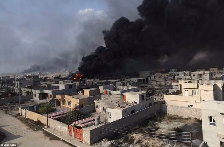 Trong khi đó, bọn IS liên tục châm lửa đốt các giếng dầu ở Al Qayyarah khi quân đội Iraq thẳng tiến về Mosul.