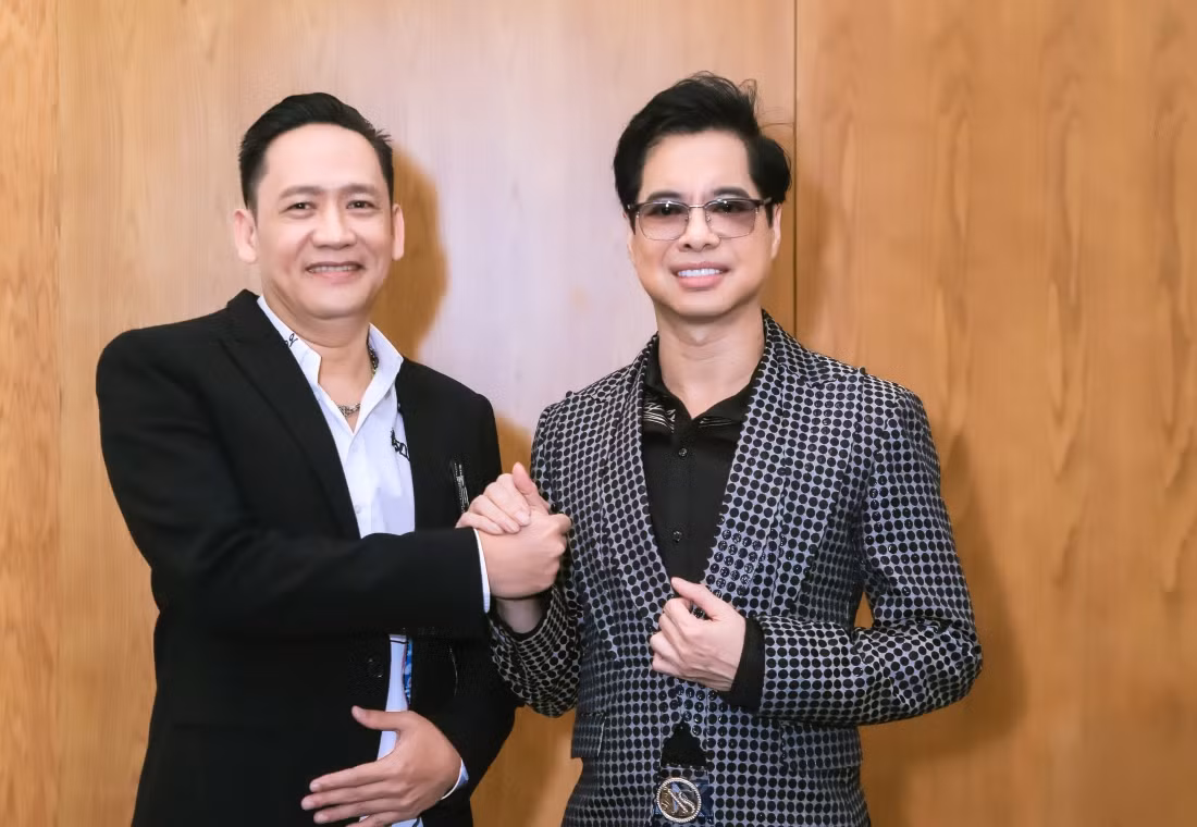 Ngọc Sơn sung sức khi hát cùng Duy Mạnh trên sân khấu Ngoc Son sung suc khi hat cung Duy Manh tren san khau