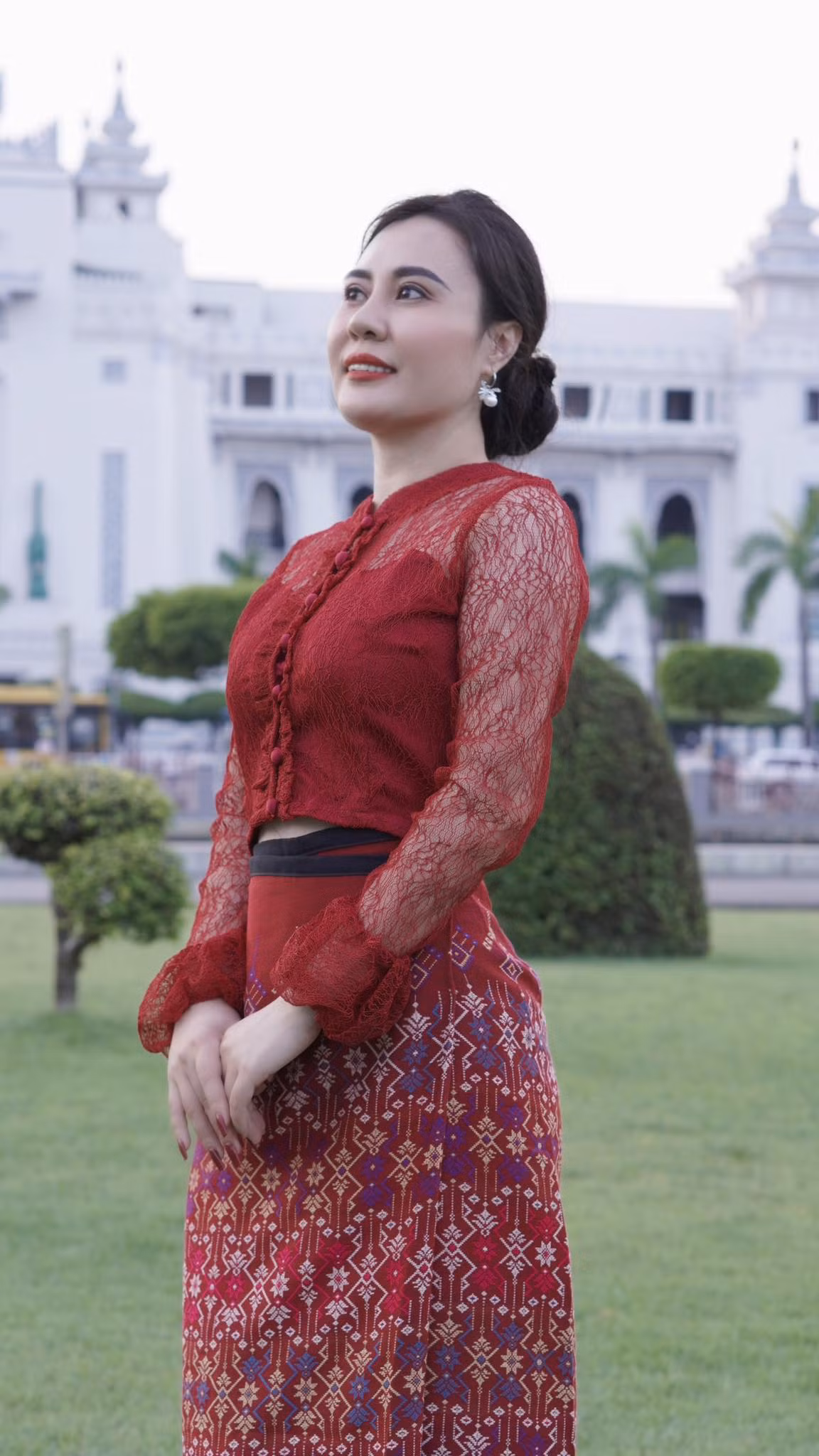 Lý giải việc gần 7 tháng sau đăng quang mới trở lại Myanmar, nàng hậu chia sẻ: “Như mọi người đã biết, tôi đăng quang Hoa hậu Quý bà Hoà bình Quốc tế năm 2022 tại Myanmar. Tuy nhiên, tôi bận hoàn thành tấm bằng thạc sĩ, tham gia các hoạt động thiện nguyện tại Việt Nam. Vì thế, tôi chưa quay lại hoạt động với vai trò hoa hậu đương nhiệm trên đất nước Myanmar. Lần trở lại này, ngoài việc tham gia các sự kiện giao lưu văn hoá, tôi còn muốn mọi người nơi này biết rõ hơn về đất nước Việt Nam tươi đẹp. Đặc biệt, tôi muốn chứng minh cho bạn bè quốc tế thấy hình ảnh người phụ nữ Việt Nam luôn dũng cảm, tự tin và trí tuệ”.