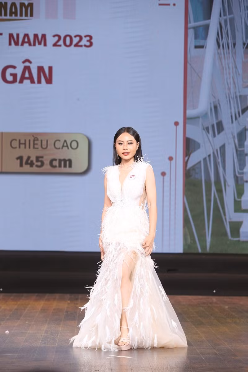 Cao 1m45, Le Trang Ngan bat ngo doat ngoi A hau Nhan ai Viet Nam