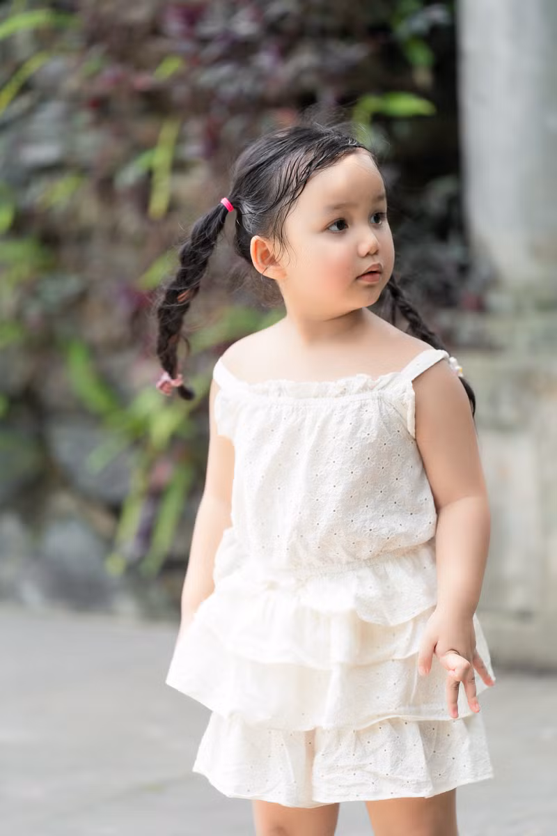 Gia đình nữ ca sĩ chọn một khu nghỉ dưỡng ở Ba Vì để thư giãn và tận hưởng không khí trong lành của núi rừng. Đây cũng là những ngày hè đầu tiên của bé MiA - con gái của cặp đôi, nên cô bé rất thích thú, tưng bừng vui chơi.