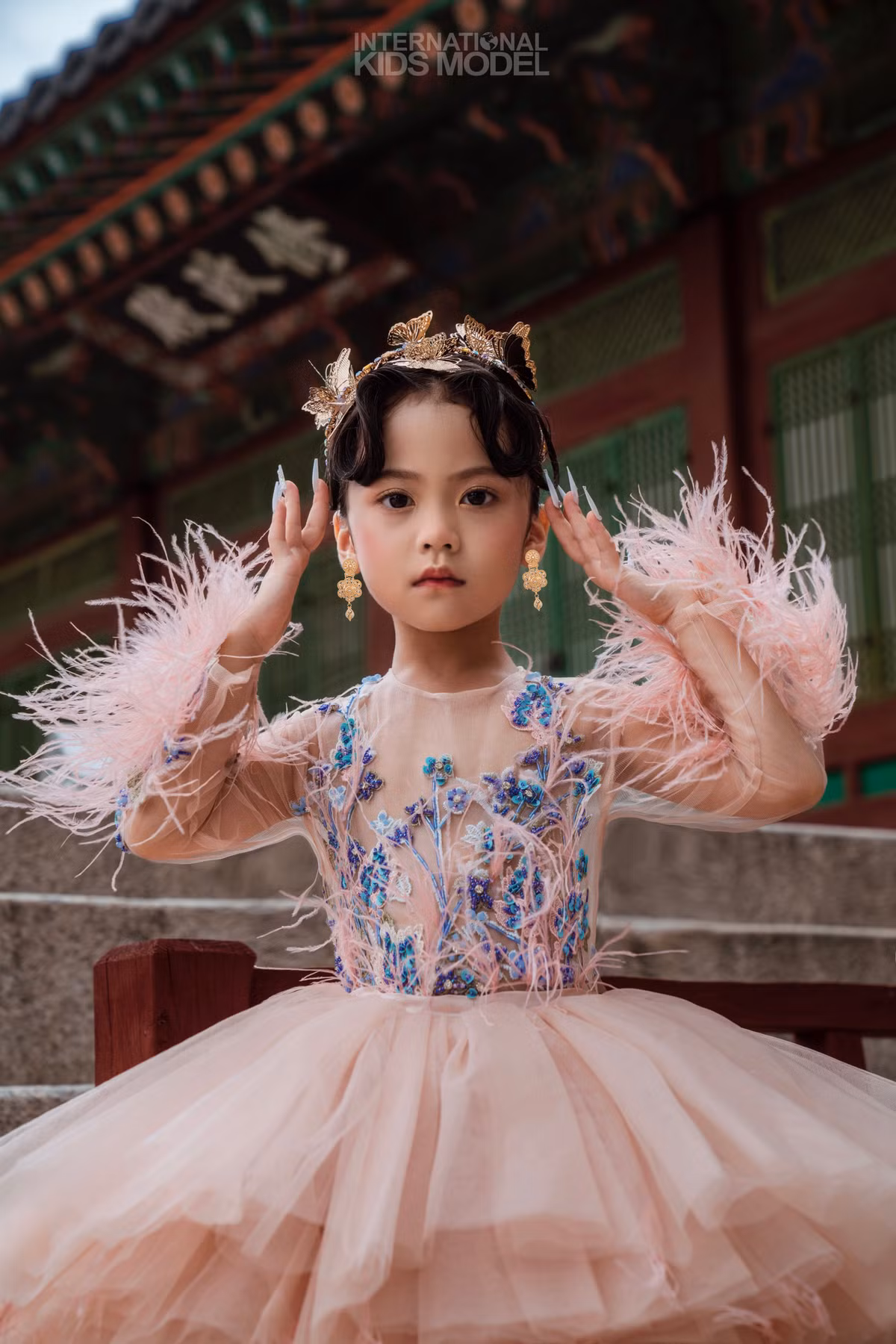 Ban đầu, mẹ của Nhật Ánh cho con tham gia câu lạc bộ mẫu nhí với mục đích để con tự tin hơn, không ngờ cô bé “như cá gặp nước”, rất đam mê và nhanh chóng bộc lộ được tố chất của mình.