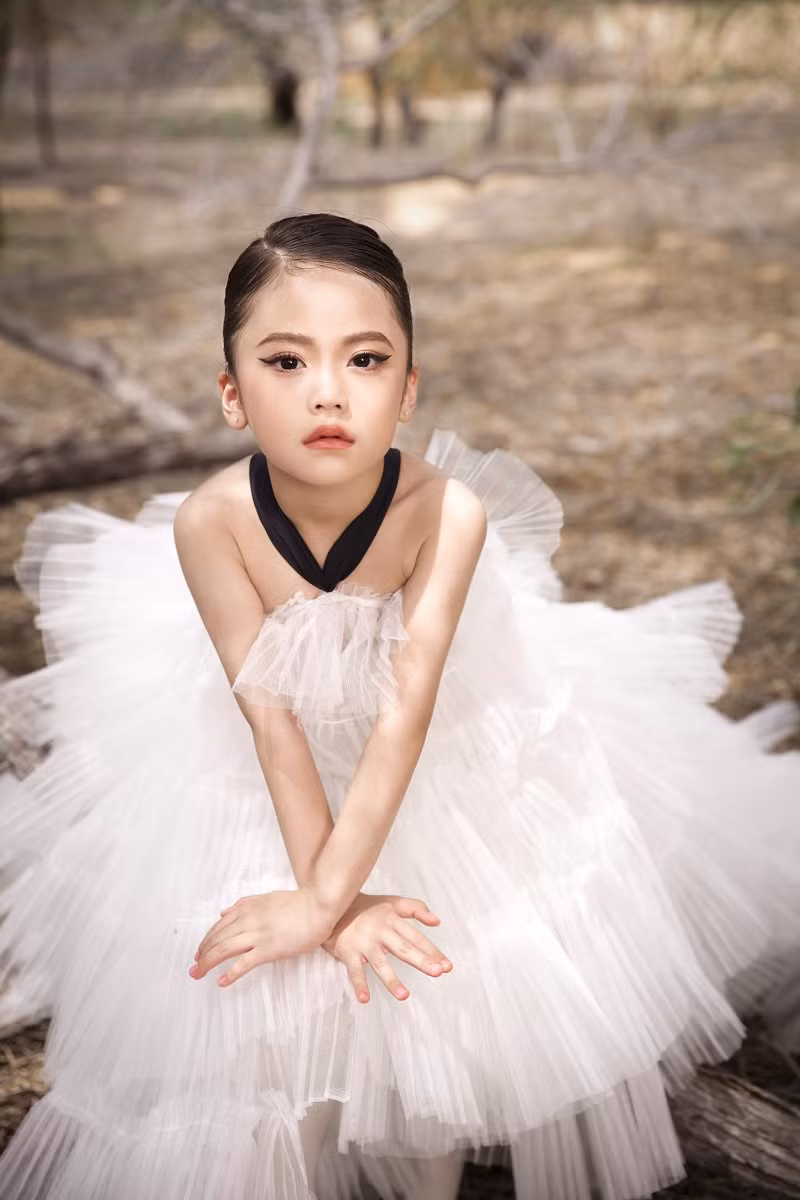 Không chỉ tỏa sáng trên sàn diễn, bé Nhật Ánh cũng rất thần thái, tinh tế khi làm mẫu ảnh và đặc biệt là không ngại khó khăn. Dù còn rất nhỏ, nhưng cô bé có thể thức khuya dậy sớm, làm việc quên cả giờ giấc để đáp ứng được yêu cầu của ê-kíp, làm nên những bộ ảnh thời trang mãn nhãn. Được biết, ngoài catwalk, bé Nguyễn Nhật Ánh còn có năng khiếu ca hát, nhảy múa, diễn xuất, vẽ tranh và cả khả năng makeup.