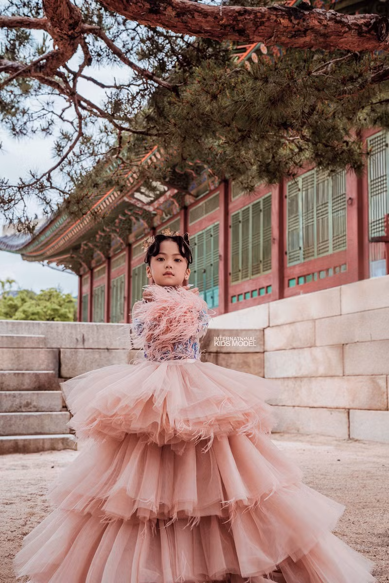 Chỉ trong một thời gian ngắn được mài giũa, Nhật Ánh đã có thể tự tin sải bước trên sàn catwalk, thể hiện khả năng trình diễn cũng như góp phần tôn vinh vẻ đẹp của các thiết kế thời trang.