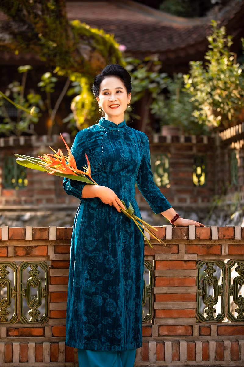 Ở tuổi 62, "mẹ chồng" Lan Hương được khen xinh đẹp, trẻ trung hơn so với tuổi thực.