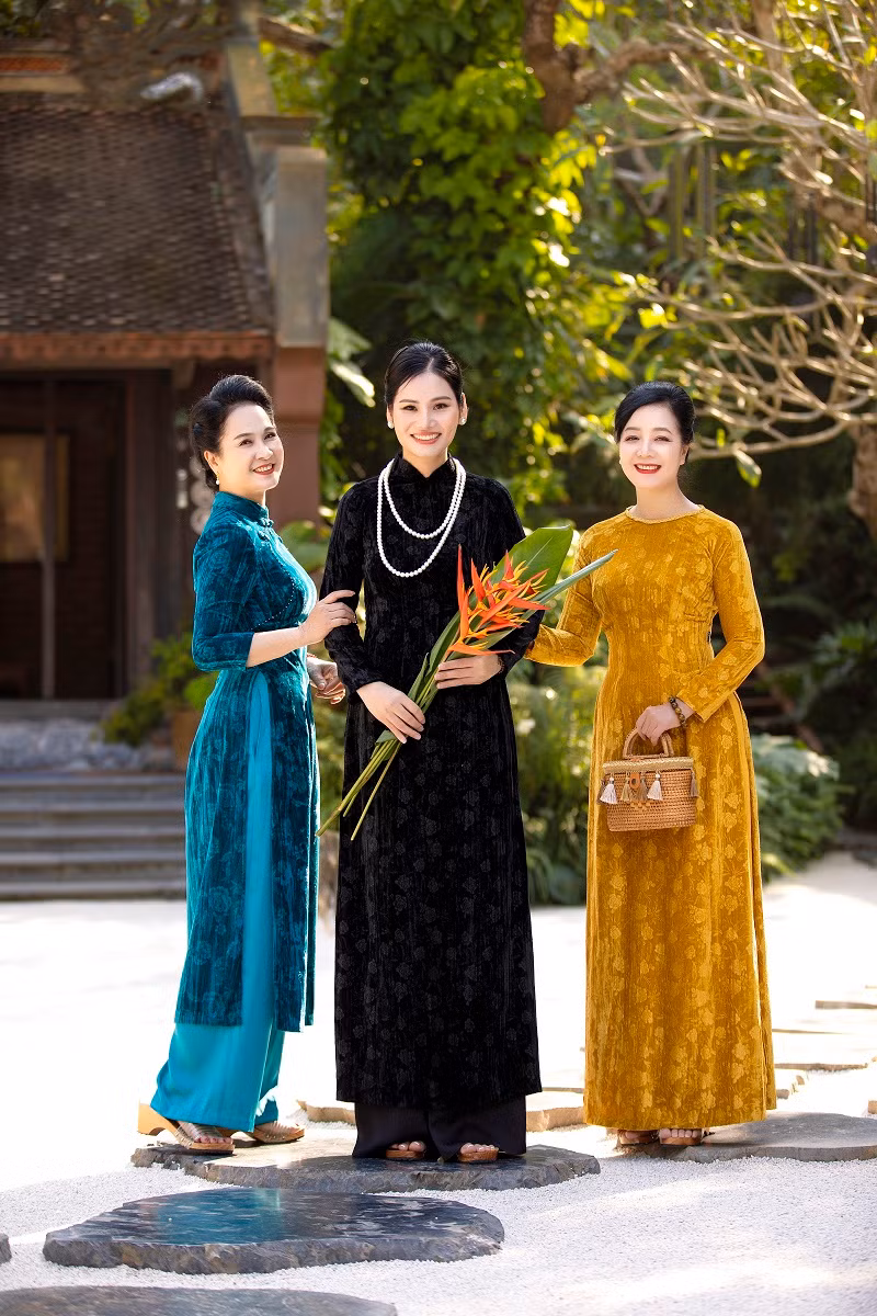 Diện áo dài nền nã, hai nữ nghệ sĩ gây ấn tượng với vẻ đẹp đằm thắm.