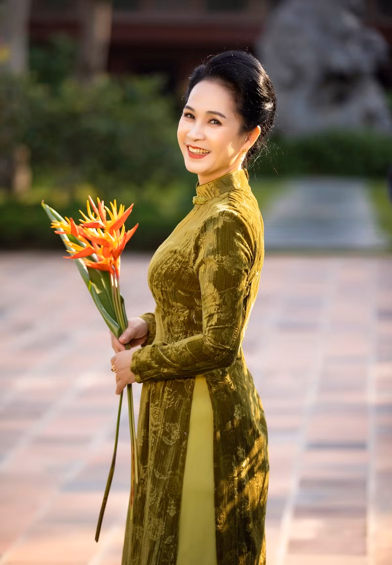 Nữ nghệ sĩ thanh lịch, trang nhã trong trang phục áo dài làm từ chất liệu nhung cao cấp.