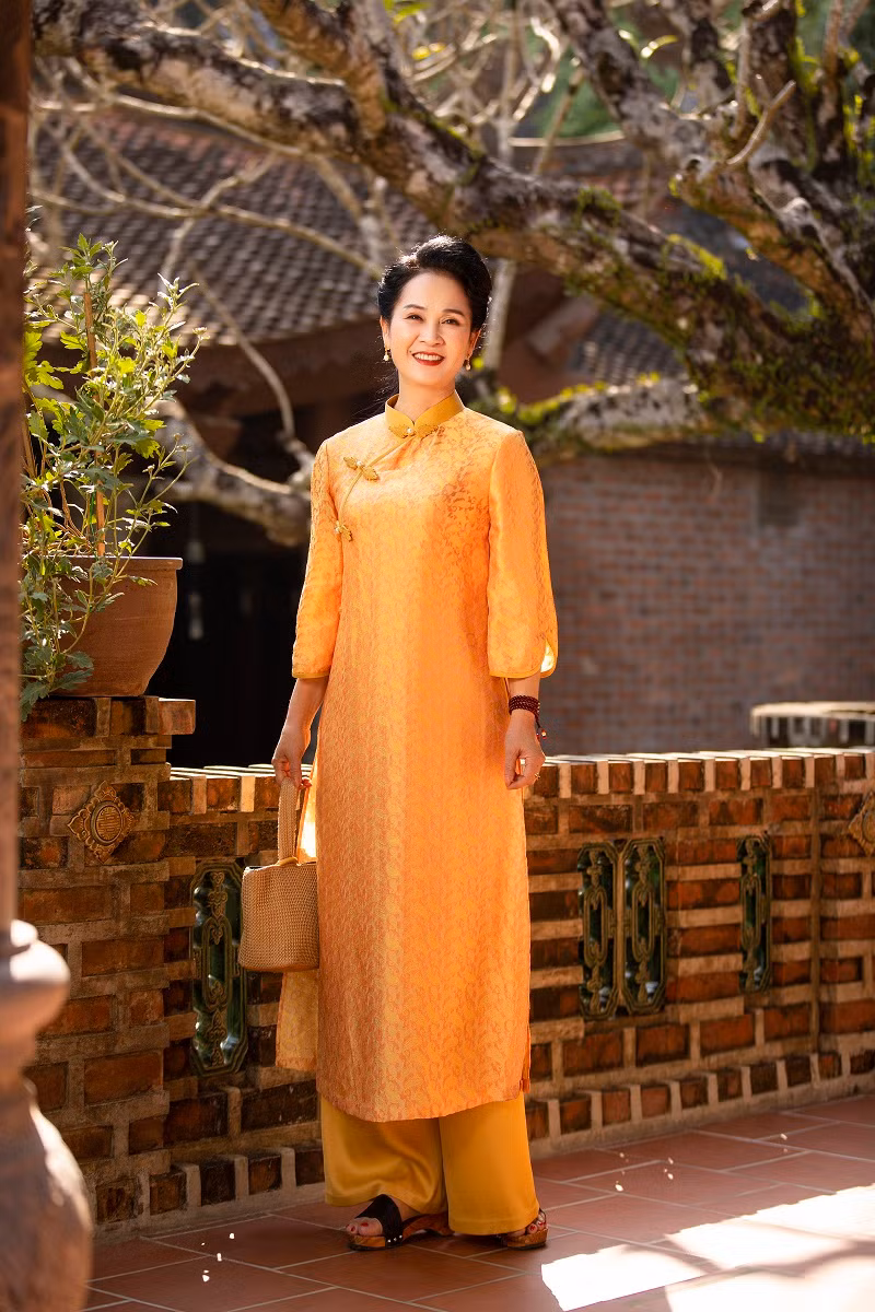 NSND Lan Hương là gương mặt gạo cội của điện ảnh Việt. Không chỉ ghi dấu ấn trên sân khấu kịch, nghệ sĩ Lan Hương còn thành công với loạt vai diễn trong các phim truyền hình.