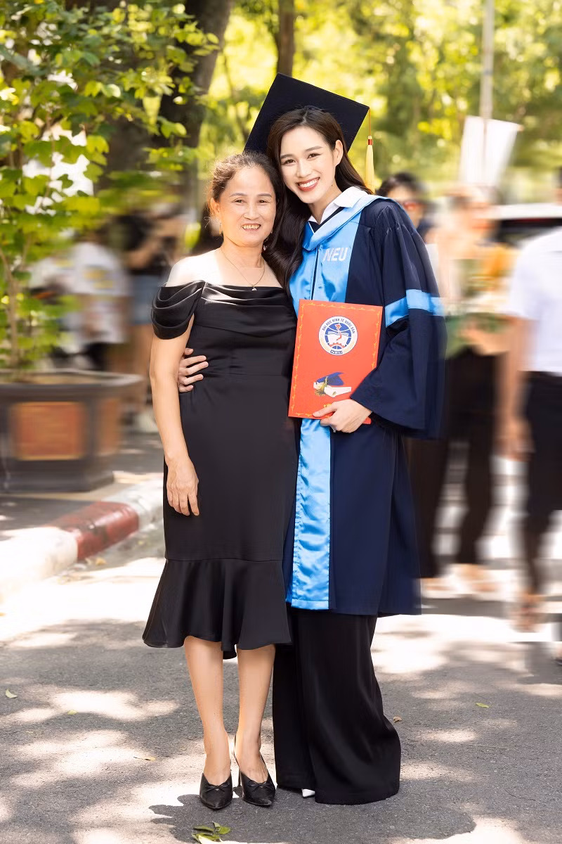 Trong 4 năm học Luật kinh doanh tại NEU, Đỗ Thị Hà luôn cố gắng hoàn thành chương trình học và đảm nhận cương vị Hoa hậu Việt Nam (trong nhiệm kỳ) cũng như các hoạt động giải trí sau khi nhường lại ngôi vị hoa hậu cho người kế nhiệm là Huỳnh Thị Thanh Thủy.