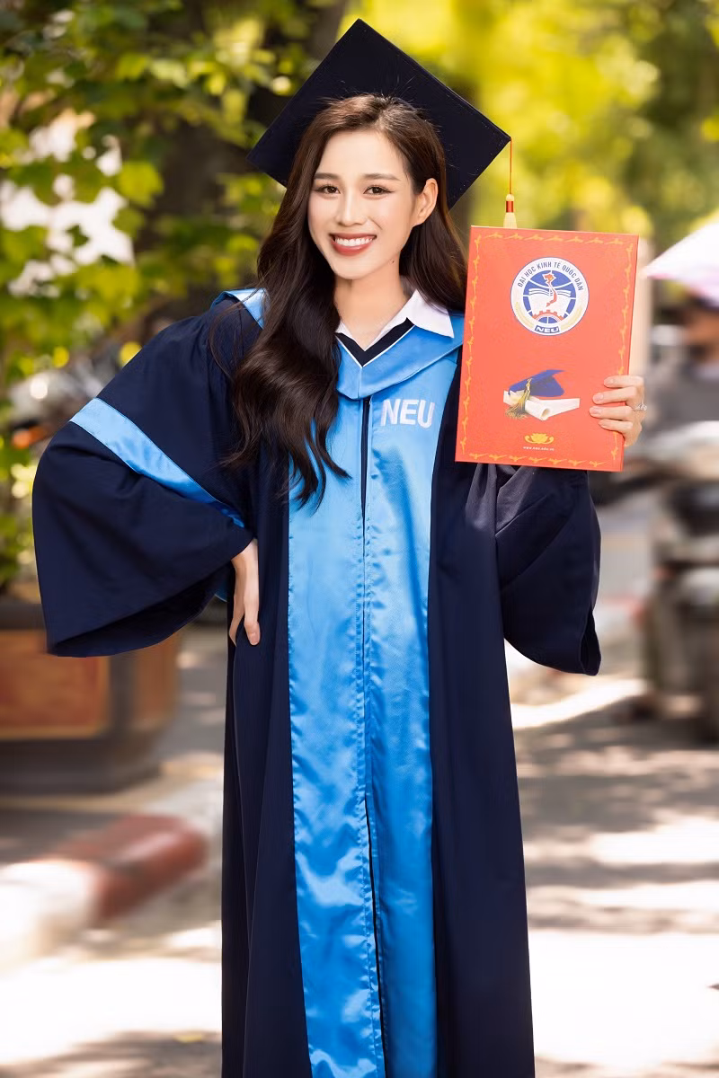 Hoa hậu Đỗ Thị Hà xinh đẹp trong ngày tốt nghiệp, sắp thành CEO Hoa hau Do Thi Ha xinh dep trong ngay tot nghiep, sap thanh CEO