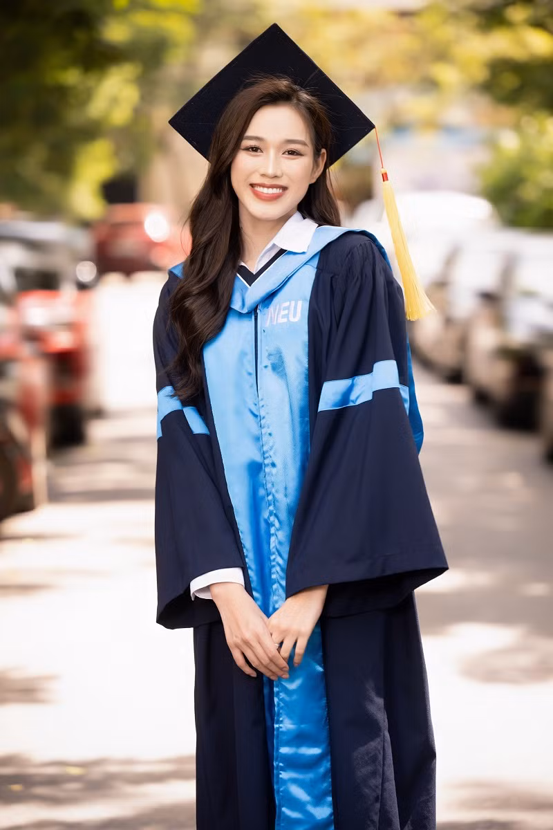 Sự xuất hiện của Đỗ Thị Hà đã nhận được nhiều sự chú ý trong hội trường nhận bằng tốt nghiệp. Một số fan còn chụp lén cô nàng trong sân trường. Mặc dù vô tình lọt cam thường song nhan sắc của người đẹp Hậu Lộc vẫn nổi bật trong dàn sinh viên tốt nghiệp với chiều cao vượt trội và gương mặt rạng rỡ.