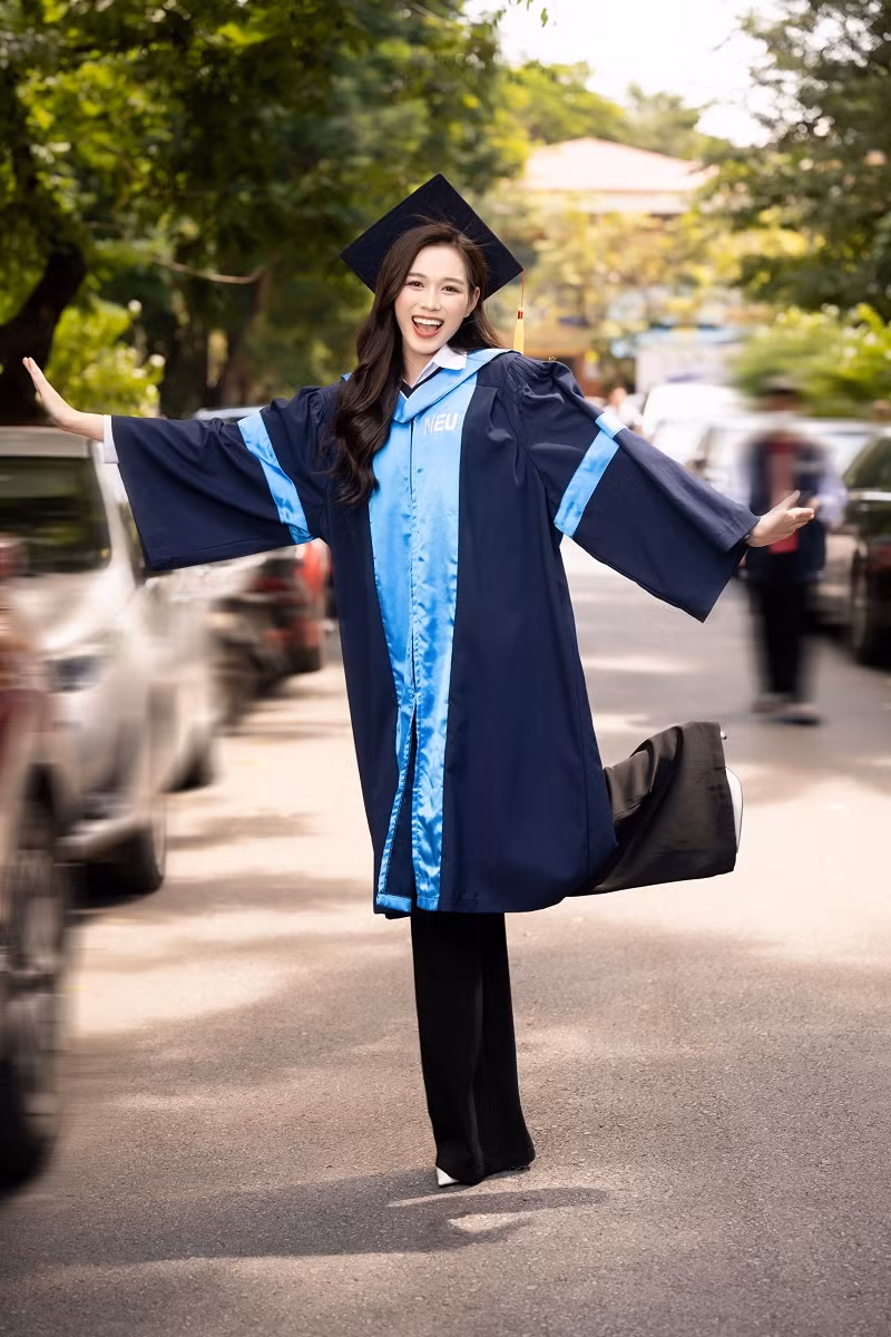 Chia sẻ tại buổi tốt nghiệp, Đỗ Hà cũng tỏ ra hào hứng bởi ngay sau khi nhận bằng tốt nghiệp cô sẽ đảm nhận cương vị đồng sáng lập và CEO cho một thương hiệu thẩm mỹ viện quốc tế 5 sao tại Hà Nội. Đây là thử thách lớn của người đẹp sinh năm 2001 nhưng cô tỏ ra hào hứng và ngập tràn kỳ vọng.