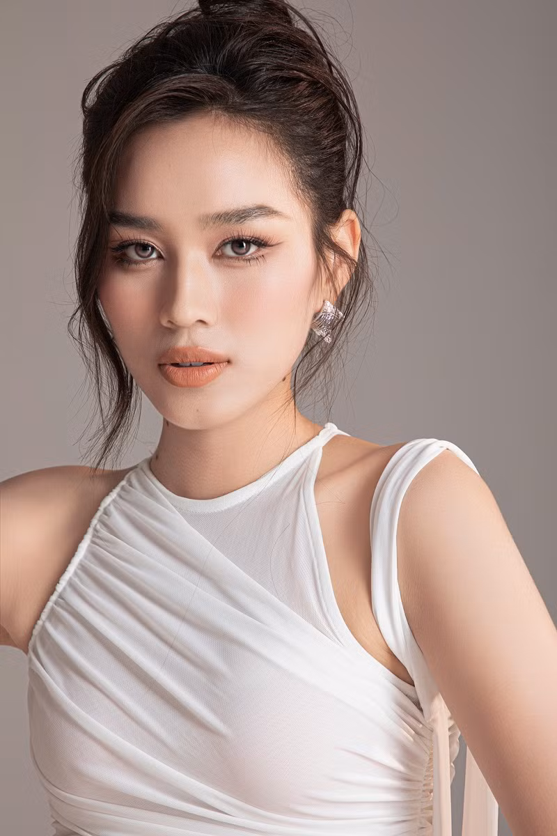 Dù bận rộn với công việc nhưng nàng hậu vẫn không quên con đường “đèn sách”. Cô vừa hoàn thành chương trình học tập tại Đại học Kinh tế Quốc dân (Hà Nội) và sẽ tốt nghiệp trong năm nay.