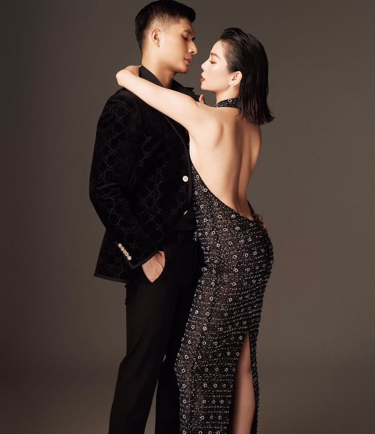 Nữ ca sĩ cũng dành những lời ngọt ngào cho tình trẻ kém 12 tuổi: "Cảm ơn anh luôn nắm chặt tay em cùng xuyên qua khó khăn nuôi dưỡng hạnh phúc. Luôn nhẫn nhịn vị tha dù thiệt thòi rất nhiều khi bao điều tốt đẹp của bản thân không phải lúc nào cũng được đánh giá đúng".