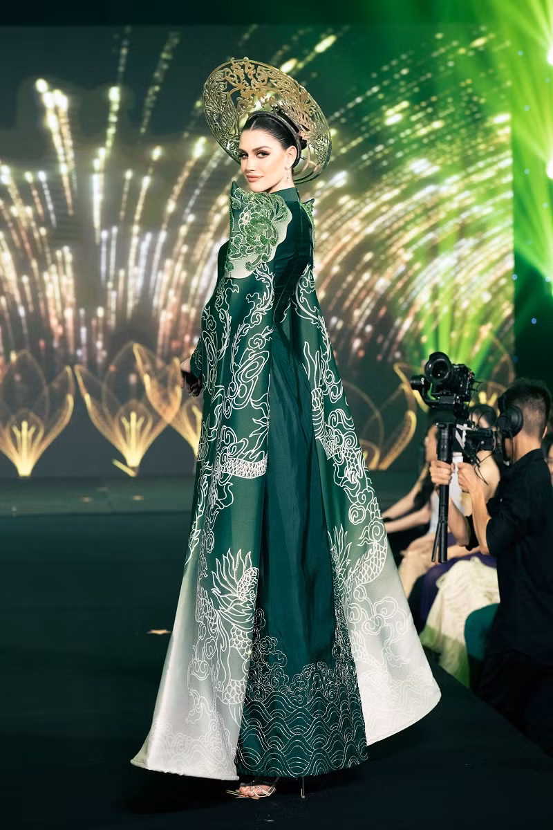 Đương kim Miss Grand International Isabella Menin được chọn làm vedette cho tiết mục trình diễn thời trang trong buổi họp báo. Được bình chọn là "Hoa hậu đẹp nhất năm 2022", Isabella trở thành tâm điểm khi xuất hiện với trang phục áo dài nền nã khoe vẻ đẹp sắc sảo và thần thái cuốn hút.