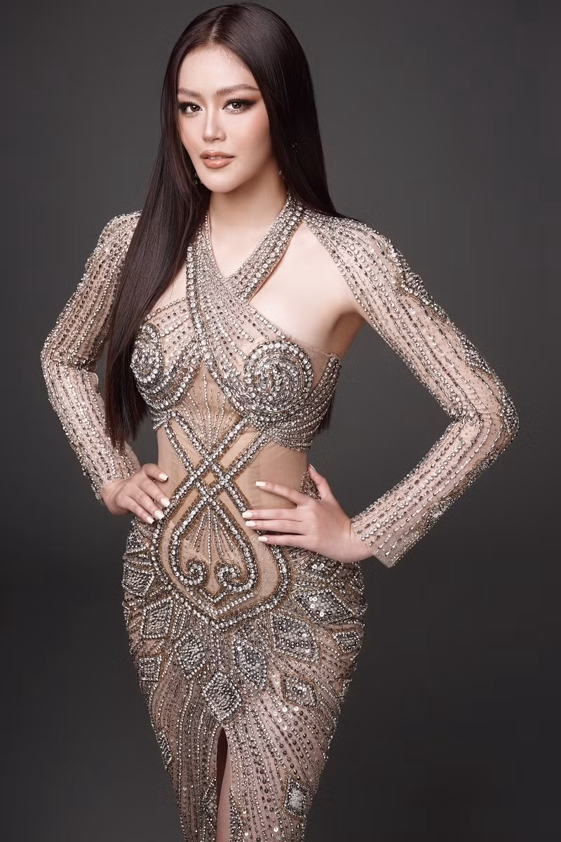 Đặc biệt, Đặng Thanh Ngân tiết lộ, cô đang nỗ lực trong luyện tập thể hình cùng chuyên gia và đặt cho mình mục đích sẽ giảm ít nhất 6kg trước ngày lên đường.