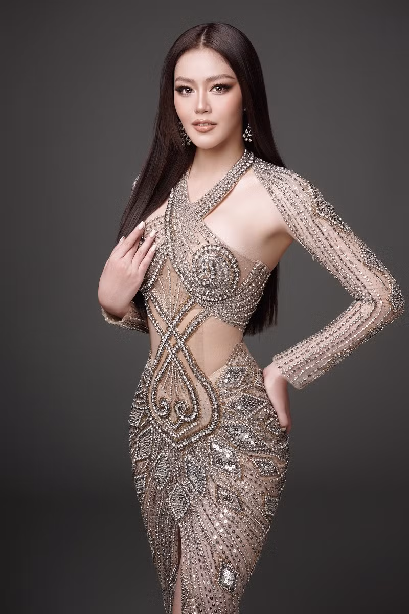 Các thiết kế giúp Đặng Thanh Ngân khoe triệt để ba vòng quyến rũ, đặc biệt là các đường đính kết, cut-out ở phần eo tôn vinh vòng eo nhỏ nhắn, bờ hông nàng tiên cá của cô. Đặng Thanh Ngân tự tin nói, thời gian tới sau quá trình tập luyện, chắc chắn tỷ lệ các số đo cơ thể của cô sẽ gây chú ý hơn nhiều.
