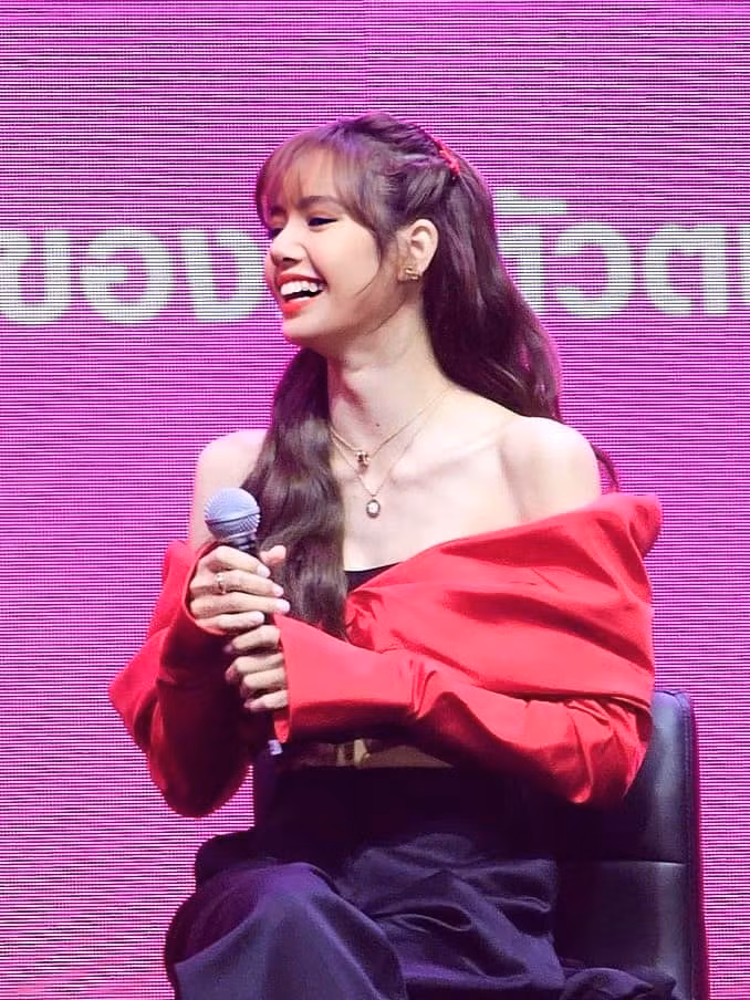 Đây cũng là mẫu trang phục được Lisa (BlackPink) trưng diện trong sự kiện tại Thái Lan vào đầu tháng 6 vừa qua.