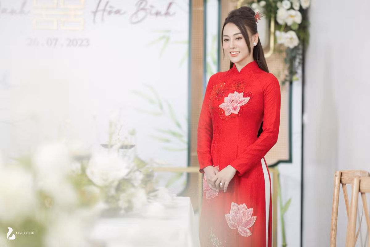 Phương Oanh đẹp dịu dàng, nền nã trong tà áo dài họa tiết hoa sen.