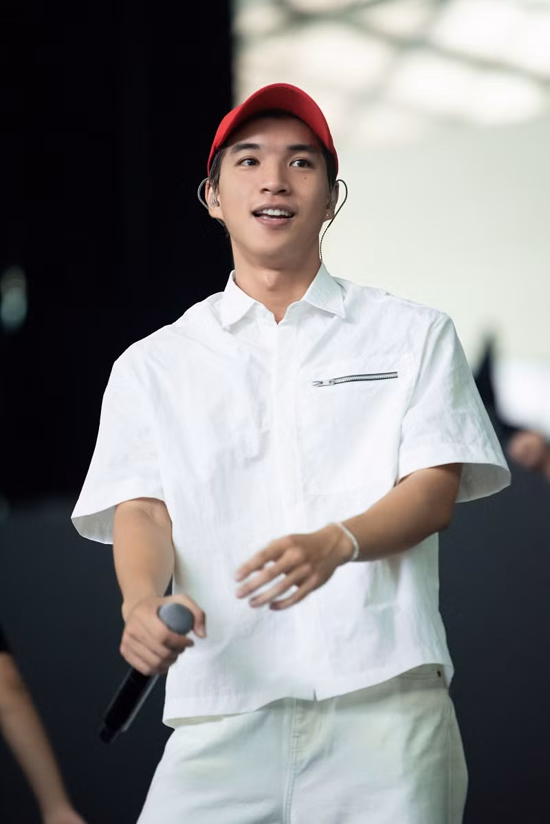 HIEUTHUHAI cũng là một trong những cái tên được mong chờ nhất đêm chung kết Miss Grand Vietnam 2023. Chàng rapper điển trai sẽ mang hit “Vệ tinh” để khuấy động sân khấu.