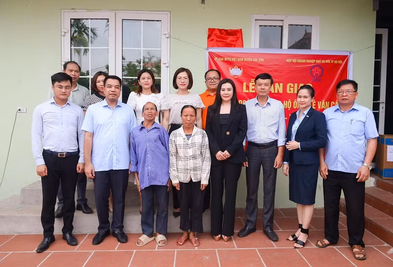 Chia sẻ về dự án thiện nguyện này, Hoa hậu Phan Kim Oanh cho hay: “Tôi thấy vinh dự và hạnh phúc khi được lan toả yêu thương đến với cộng đồng. Việc xây dựng ngôi nhà đại đoàn kết cho những người có hoàn cảnh khó khăn là hoạt động mang tính nhân văn cao”.