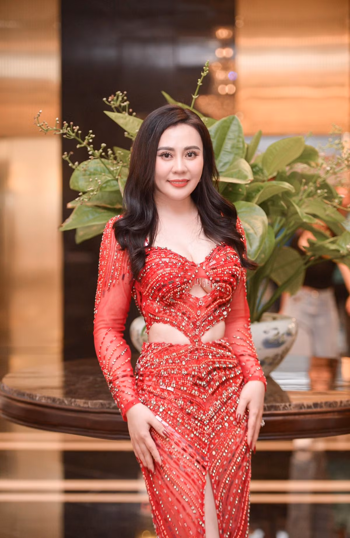 NSƯT Quang Tèo - “người chồng màn ảnh” của Hoa hậu Phan Kim Oanh từng chia sẻ về nàng hậu: “Nếu là người chấm thi hoa hậu mà có thí sinh Phan Kim Oanh, tôi chắc chắn muốn dành tặng cho cô ấy danh hiệu “Hoa hậu nhân ái”. Oanh là người đẹp có trái tim ấm áp mà tôi từng biết. Cô ấy dù bận rộn với công việc nhưng luôn dành nhiều thời gian cho các dự án thiện nguyện của mình trên mọi miền tổ quốc. Khi đi đến các nơi xa có điều kiện vật chất thiếu thốn, đường đi nguy hiểm nhưng cô ấy chưa từng bỏ cuộc, luôn rất nhiệt tình. Cô ấy hạnh phúc vì điều đó ”.