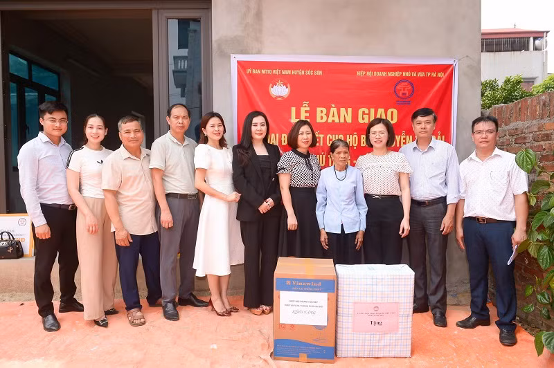 Phan Kim Oanh chia sẻ: “Sau một tuần rời Việt Nam đến Myanmar tham gia các sự kiện giao lưu văn hoá tại đó, trở về nước tôi phải bắt tay xử lý rất nhiều công việc còn tồn đọng. Chưa kịp nghỉ ngơi, tôi tham gia chương trình thiện nguyện trao nhà đoàn kết tại huyện Sóc Sơn. Có những hôm, tôi vừa làm việc trên ô tô và uống chai nước cầm hơi. Vì thế, tôi đã sụt 3kg, nhìn tôi cũng thon gọn hơn trước”.