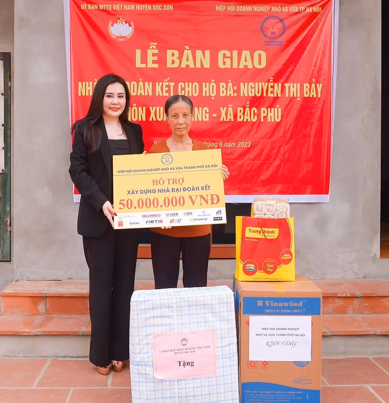 “Là Hoa hậu Quý bà Hoà bình Quốc tế 2022, danh hiệu giúp tôi lan toả được việc thiện nguyện nhiều hơn. Tôi sẽ luôn đồng hành, có trách nhiệm cùng Hiệp hội Doanh nghiệp nhỏ và vừa TP Hà Nội thực hiện việc hỗ trợ và tổ chức nhiều hoạt động thiện nguyện lớn nhỏ trên địa bàn thủ đô và cả nước. Tôi hiểu rằng, một ngôi nhà không thể giải quyết hết được những khó khăn của cuộc đời, nhưng nó mang lại cho người dân niềm hy vọng, niềm tin vào cuộc sống", người đẹp bày tỏ.