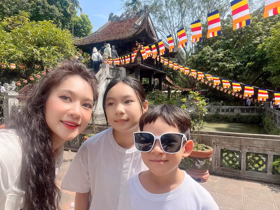 Minh Hà cùng các nhóc tỳ chụp ảnh ở chùa Một Cột.